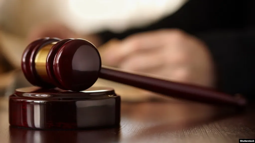 Суд в Хабаровске назначил пенсионеру трое суток административного ареста после задержания 9 мая на одиночном пикете; у него ранее было более 35 протоколов и штрафы свыше 360 тыс. рублей.