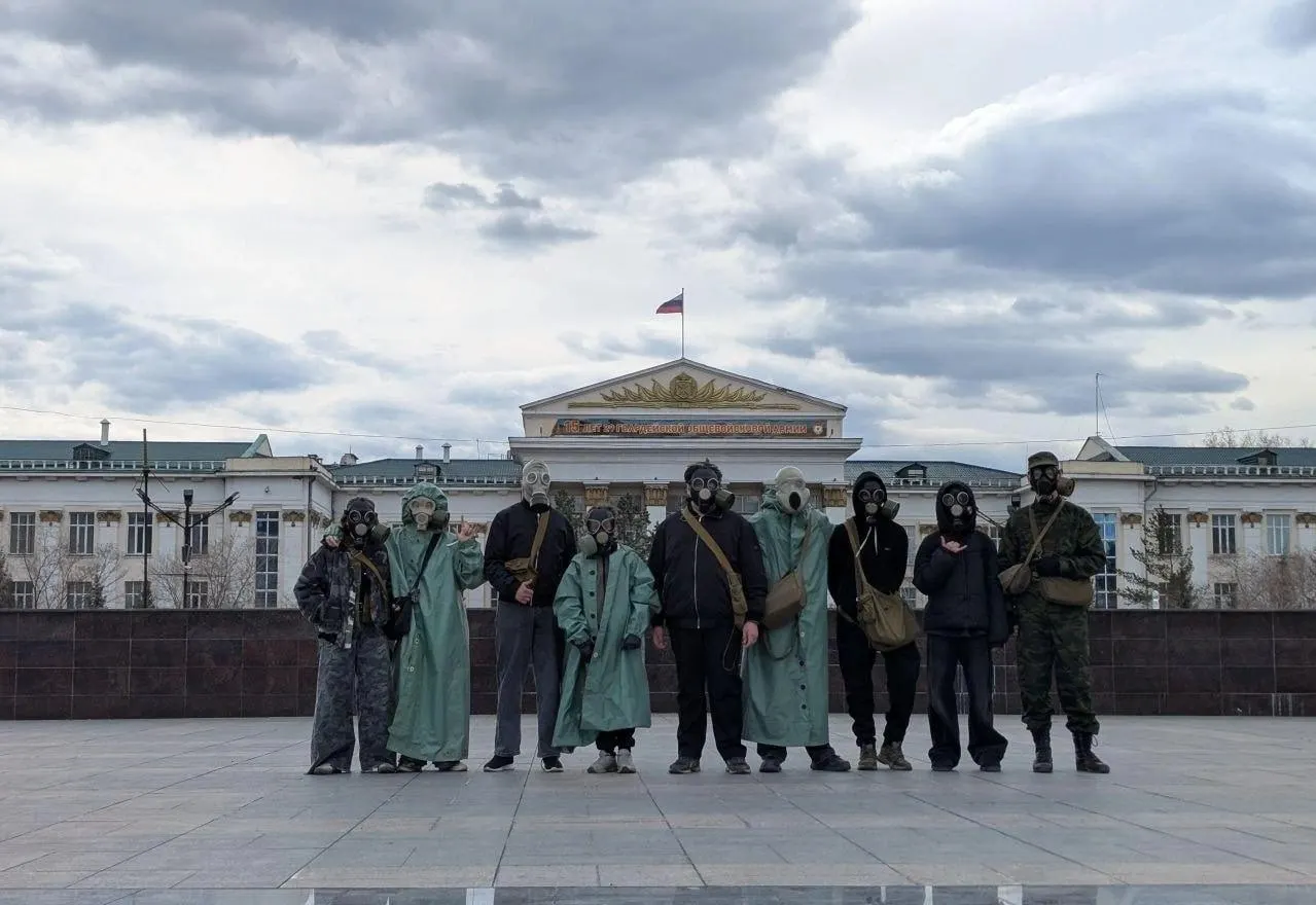 Группа школьников и студентов в возрасте 14–17 лет выходит по памятным датам в защитной экипировке — ГП‑5 и ОЗК — чтобы через живое общение и визуальный образ рассказывать прохожим о быте и опасностях военных лет.