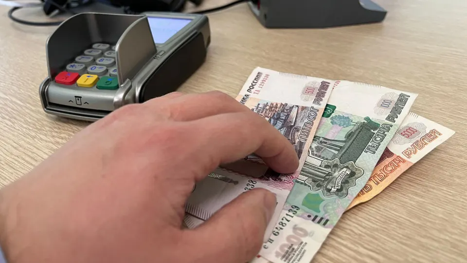В условиях регулярных отключений интернета и повышения налогов россияне переходят на наличные: доля кэша в транзакциях выросла до 30%, а объём наличных в экономике достиг рекордных значений.