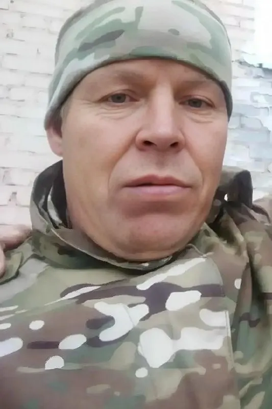 41‑летний Иван Кокорин из Бурятии, заключивший контракт прошлой осенью и воспитывавший пятерых детей, погиб 9 марта в Запорожской области. Это третий известный случай из республики, когда из одной семьи погибли три брата; по данным открытых источников, общие потери региона к 15 мая составили 4733 человека.