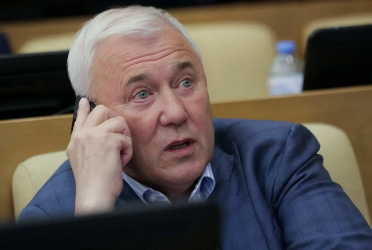 Председатель комитета Госдумы по финансовому рынку заявил, что укрепление рубля, во многом обусловленное ростом мировых цен на нефть, вызывает у него обеспокоенность.