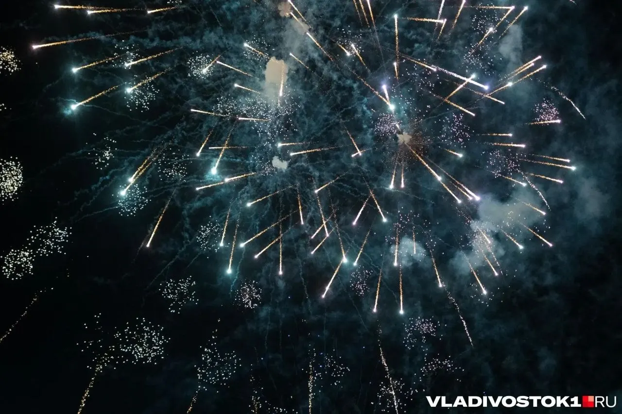 На центральной площади в 20:00 начнется 45‑минутный спектакль с участием детских и профессиональных коллективов, затем выступит оркестр. В 22:00 над городом запустят 10–15‑минутный фейерверк с нескольких площадок.