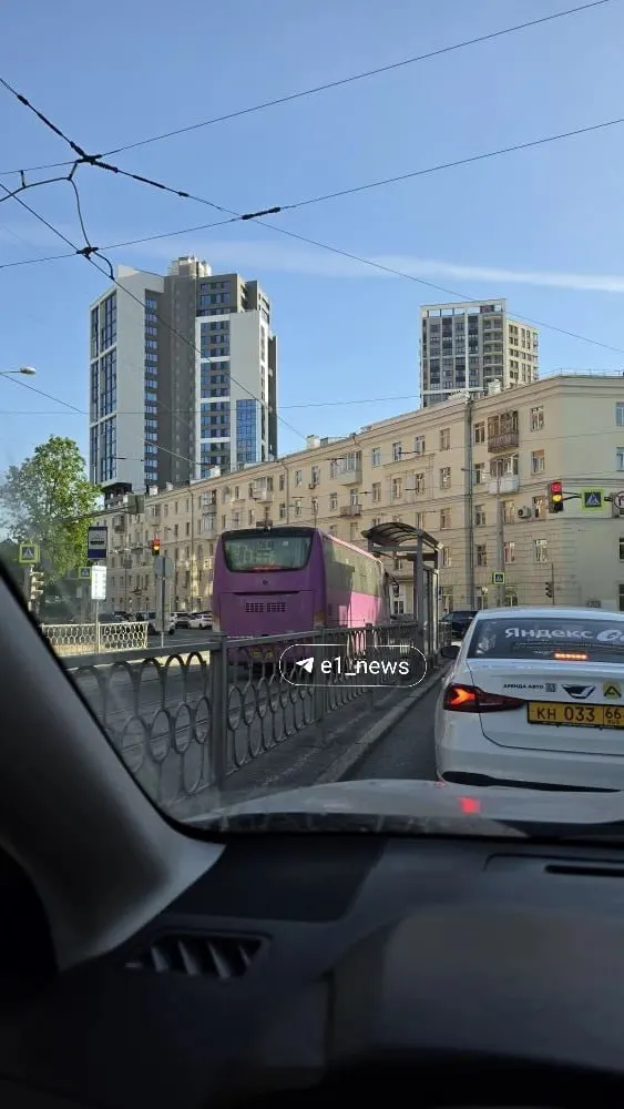 На улице Московской автобус, предположительно рейсовый, проехал по трамвайным путям в сторону Дворца Молодёжи. Водители иногда сокращают маршрут ради экономии времени, но такие манёвры вызывают недовольство и создают риск для движения.