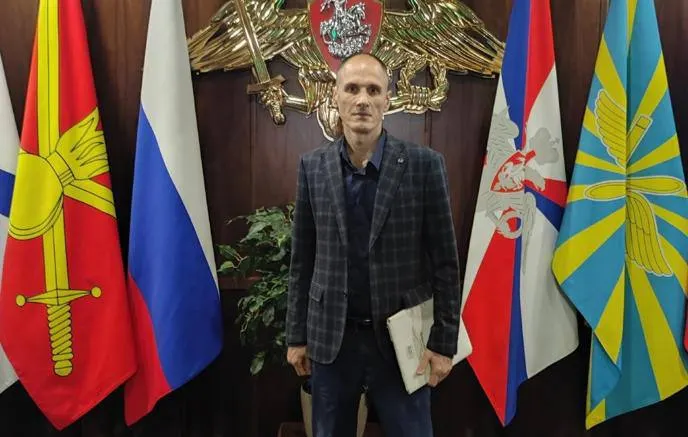 Суд заочно арестовал предпринимателя Романа Любименко по делу о мошенничестве при поставках беспилотных летательных аппаратов для СВО; предварительный ущерб оценивают в ~90 млн рублей, фигурант объявлен в розыск.