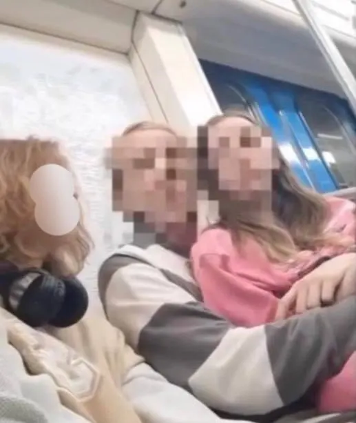 В вагоне метро мужчина посадил на колени 13‑летнюю девочку и поцеловал её. По делу о «развратных действиях» возбуждено уголовное производство; подозреваемый называл себя 17 лет, на самом деле ему 29.