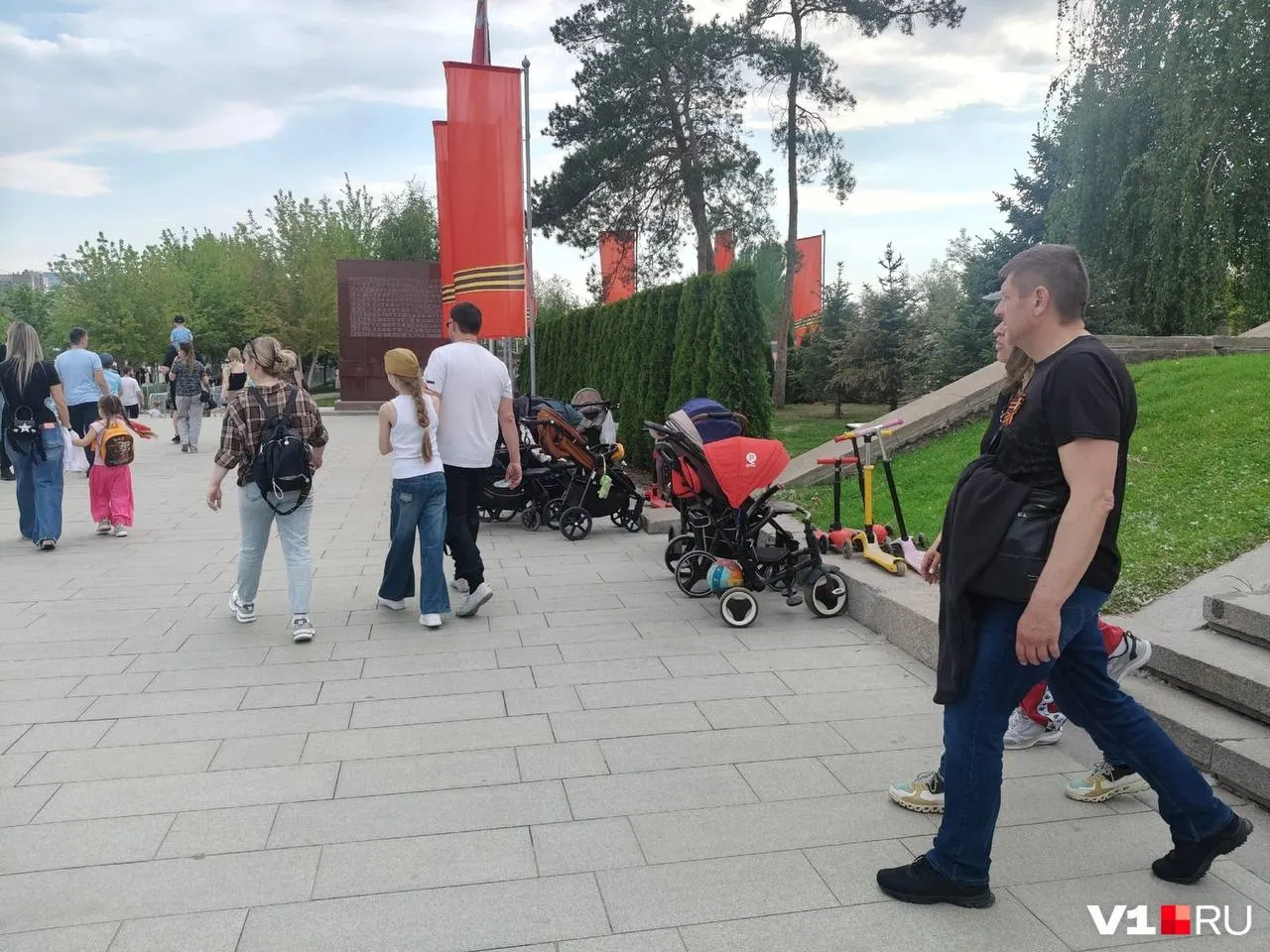 У входа на памятный комплекс организовали специальное место для оставления колясок и самокатов — внутрь с транспортом не пускают.
