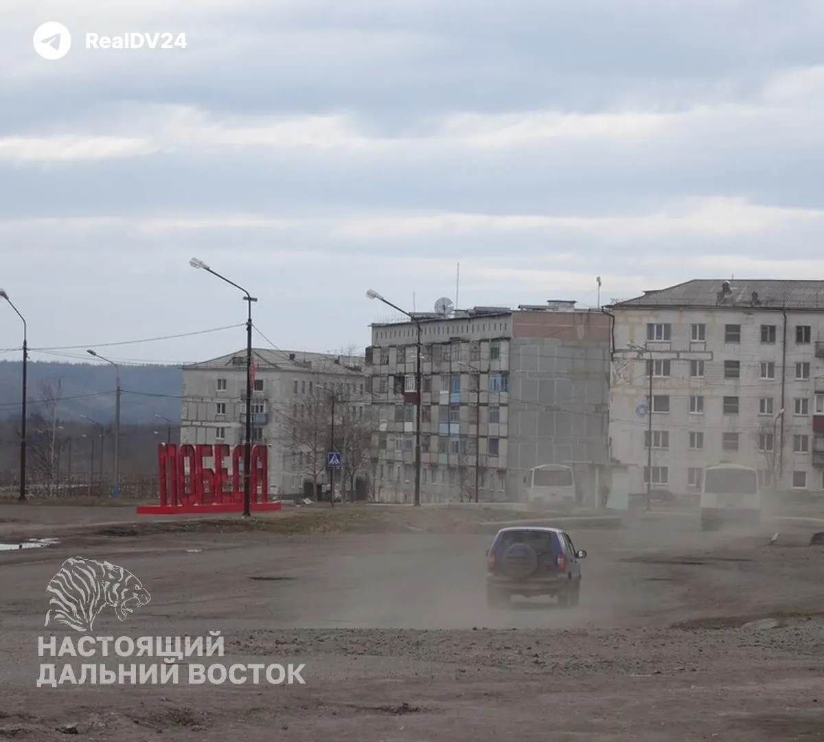 Жители района жалуются на дефицит диагностического оборудования: аппарат УЗИ не работает почти два года, стационарный рентген сломался четыре месяца назад, КТ доступна только в другом районе за 100 км; на 17 тысяч человек — четыре машины скорой.