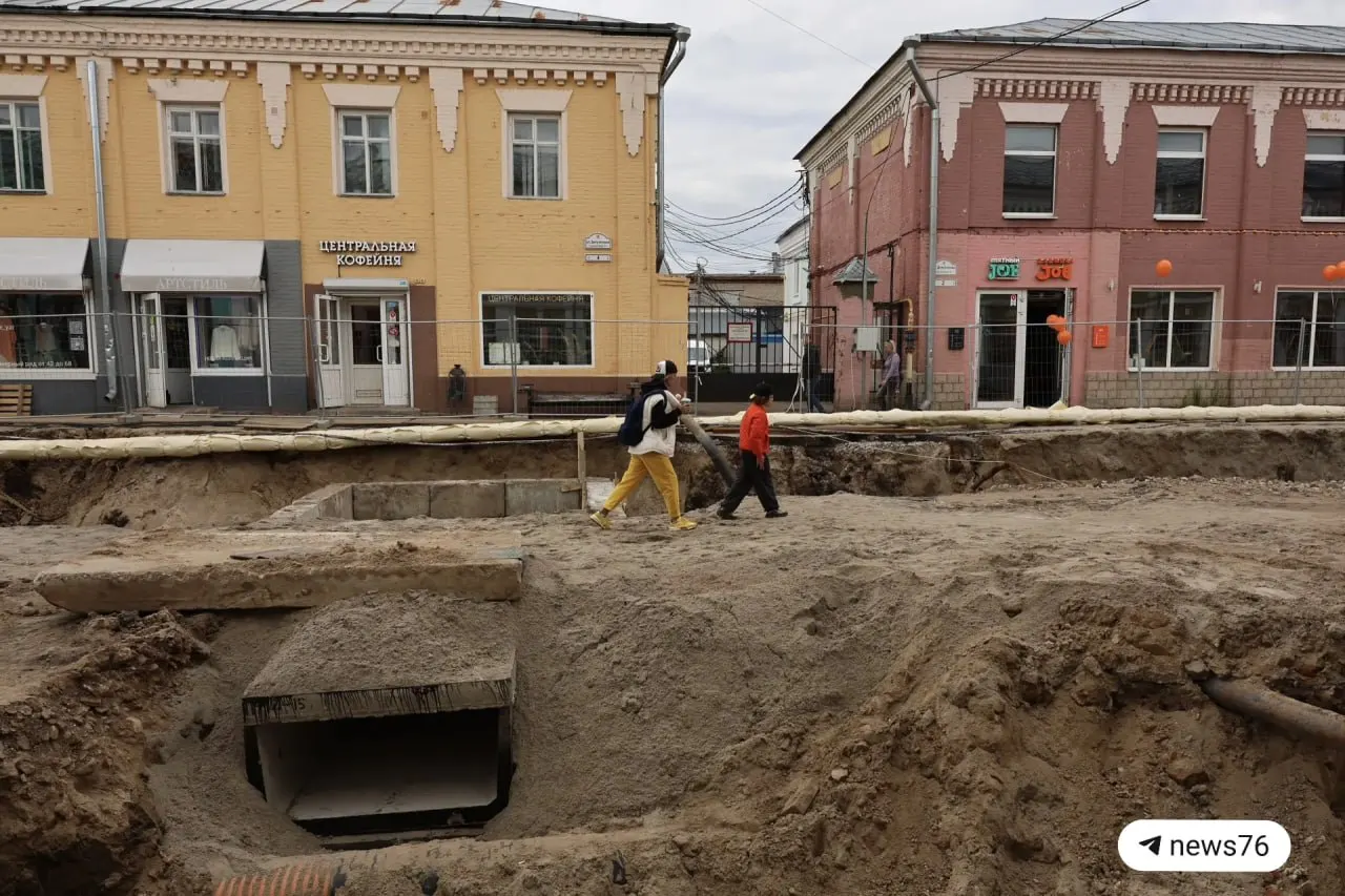 На улицах Депутатская, Нахимсона и Депутатский переулок в Ярославле появились крупные песчаные насыпки в ходе работ по созданию пешеходного центра. Горожанам советуют выбирать объездные маршруты.