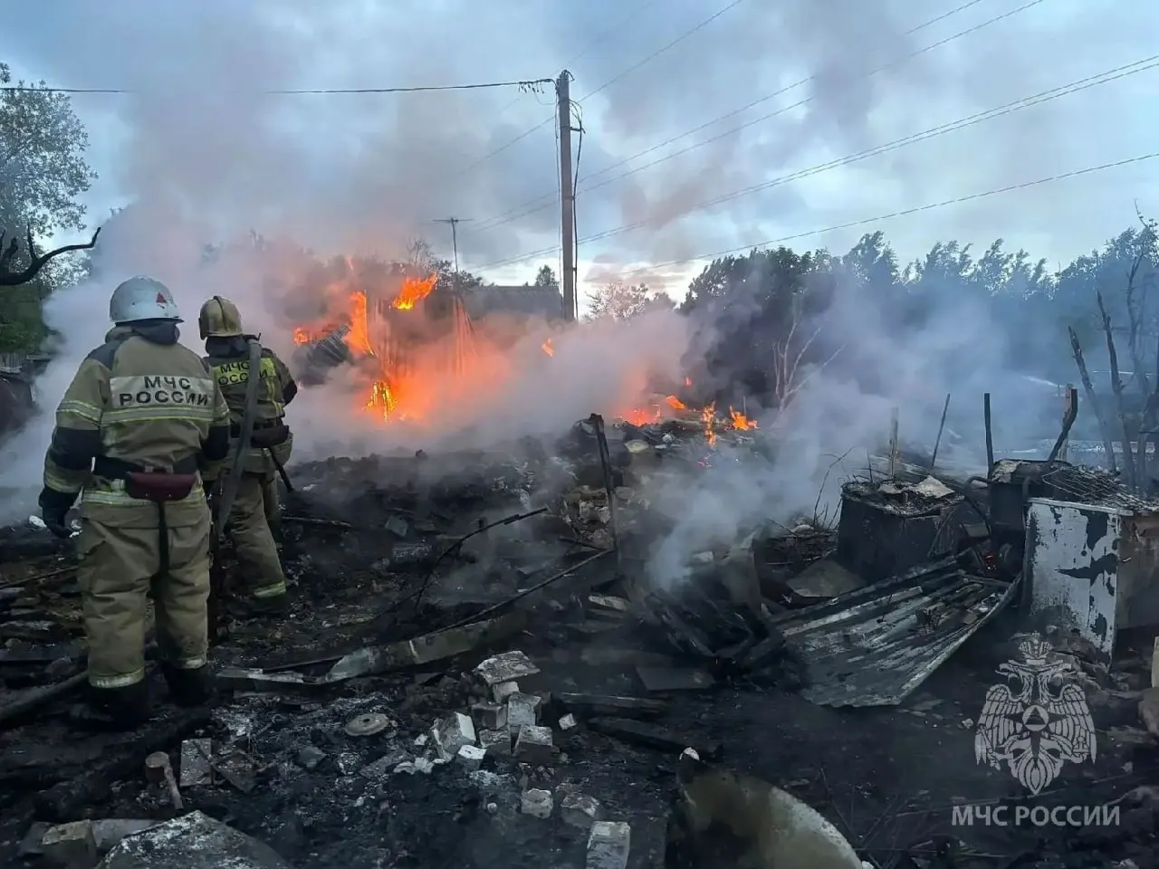 В СНТ им. Тимирязева ночью произошёл пожар на площади 111 м². Спасатели при разборе завалов обнаружили тела двух женщин 76 и 37 лет. Предварительная причина — неисправность печи.