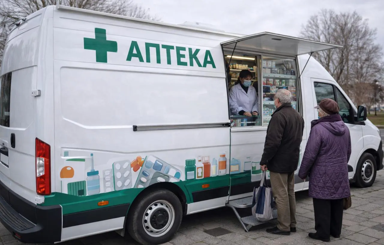 Закон позволит в тестовом режиме с 1 сентября 2026 года по 1 сентября 2029 года торговать лекарствами из передвижных аптек в населённых пунктах без стационарных аптек. Жителям отдалённых районов ждут разъяснений по реализации.