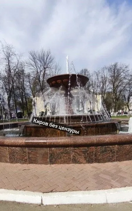 На Театральной площади запустили фонтан — он уже функционирует и привлекает внимание прохожих.
