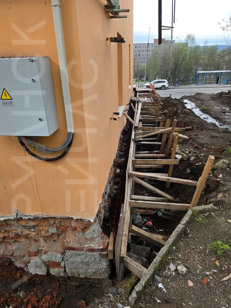 За ухоженным обликом дома на Папанина, 7 скрываются серьёзные проблемы: раскопанный фундамент, стоки воды уходят под здание, внутри — сырость и плохое состояние подъездов.