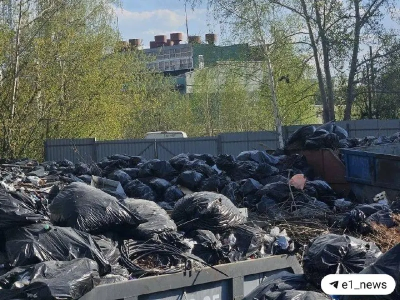 После совещания с чиновниками одного сотрудника уволили, ещё одному объявили строгий выговор из‑за проблем с мусоровывозом; скопления мусора были быстро ликвидированы.