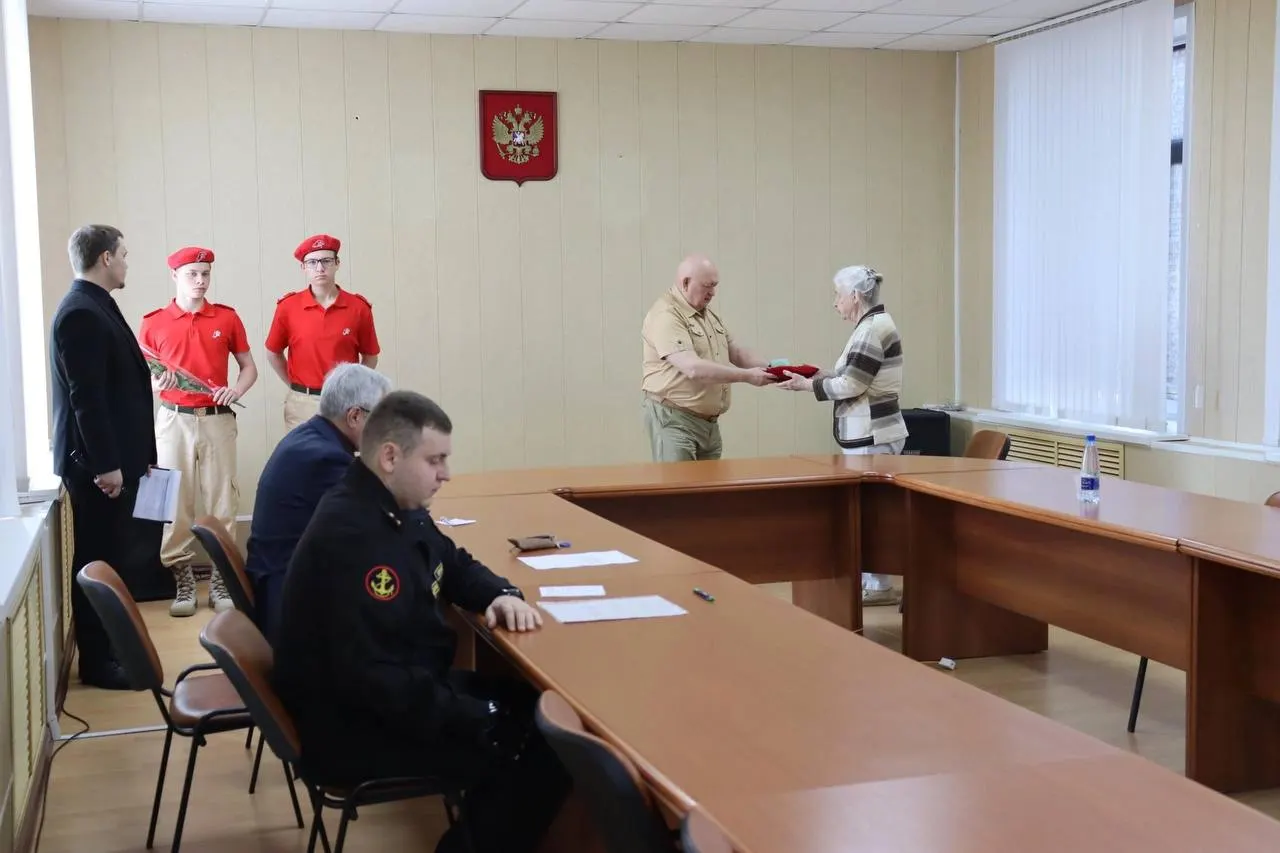 Орден Мужества передали родственникам Владислава Анеева, погибшего в 2024 году при выполнении боевого задания. Он окончил Лискинский аграрно‑технологический техникум и подписал контракт, несмотря на проблемы со здоровьем.