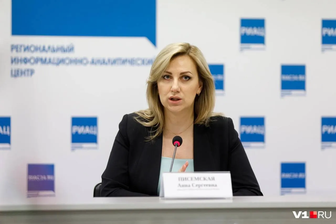Чиновники не разглашают, где находится заместитель губернатора Анна Писемская после обысков в её доме и сообщений о возможном уголовном деле. В администрации заявляют, что она в отпуске; источник, близкий к ситуации, говорит, что Писемская давно не появлялась на ключевых совещаниях, а её телефон выключен.