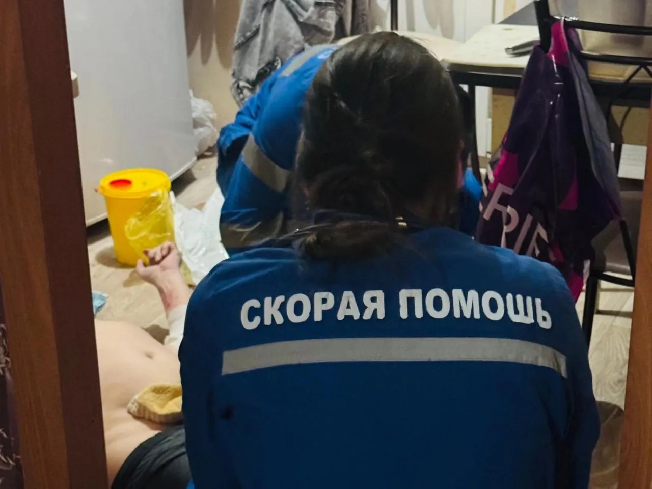 Жительница Челябинска рассказала, что отца, которого доставили с травмой, положили в коридор и потребовали принести простынь; в министерстве здравоохранения начали служебную проверку.