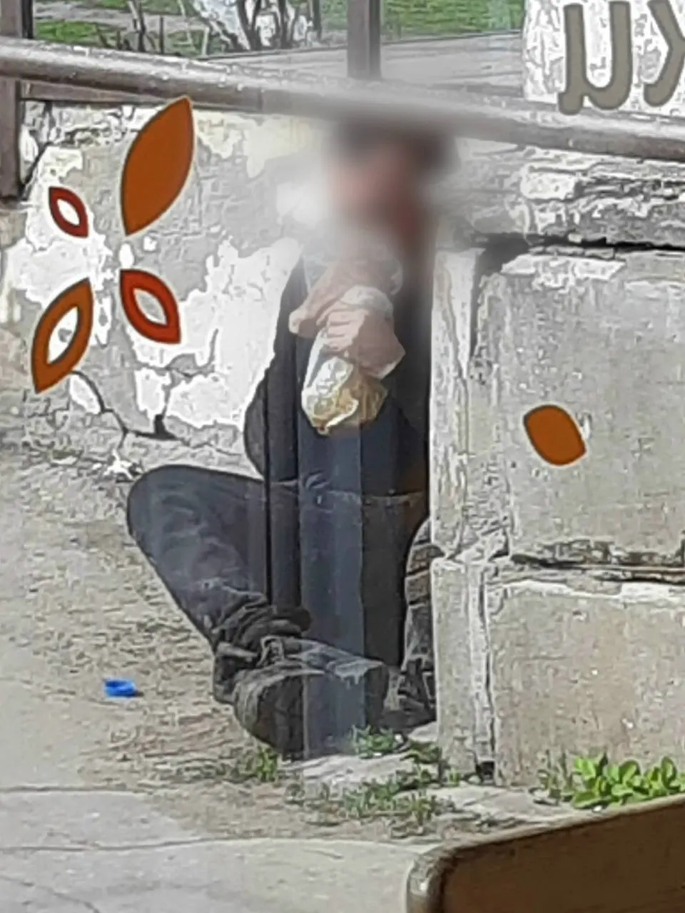 Жители жалуются на мужчину у входа в магазин: по их словам, он часто находится в состоянии интоксикации, оставляет после себя грязь и иногда ведёт себя агрессивно.