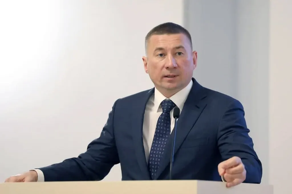 Смольнинский суд приговорил бывшего чиновника к 6 годам и 3 месяцам, однако наказание считается отбытым: зачтено время в СИЗО и под домашним арестом; по ряду эпизодов дело прекращено в связи с давностью.
