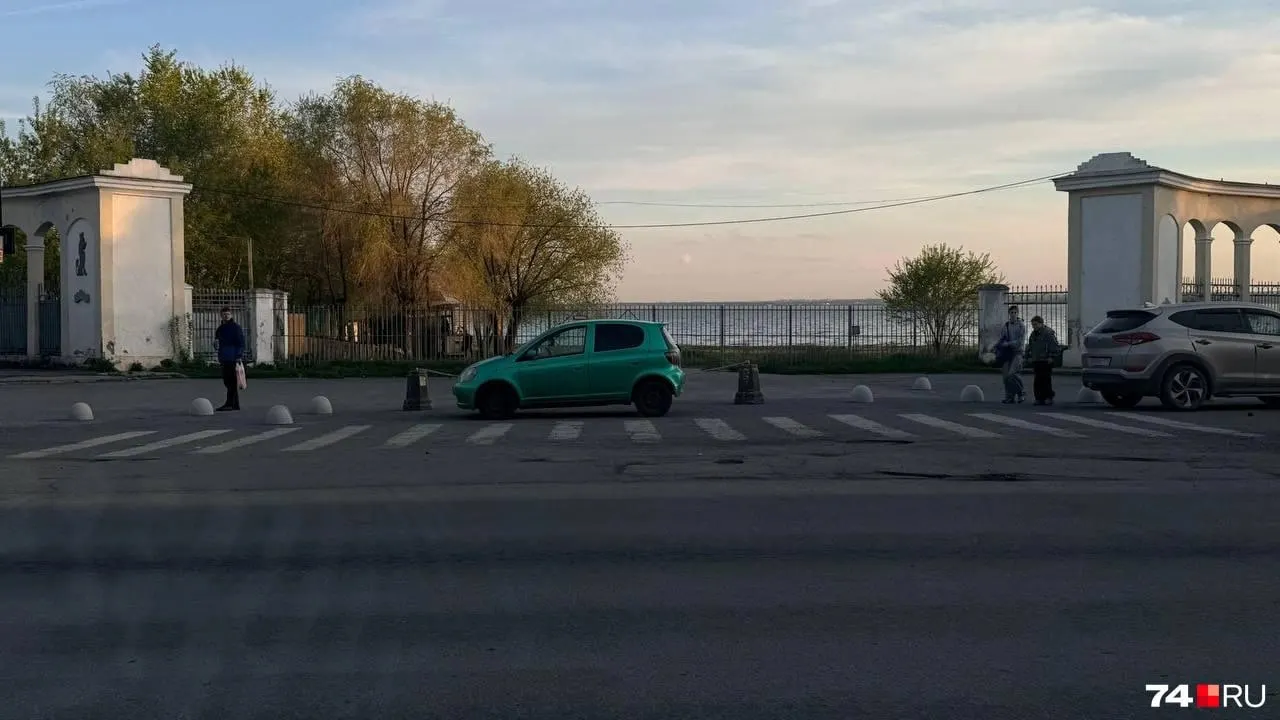 На въезде у центрального пляжа в Смолино установили полусферы и каменные столбики с цепью — въезд ограничили после жалоб жителей на шум и вечеринки. Машины продолжают оставлять перед преградами и вдоль тротуара.