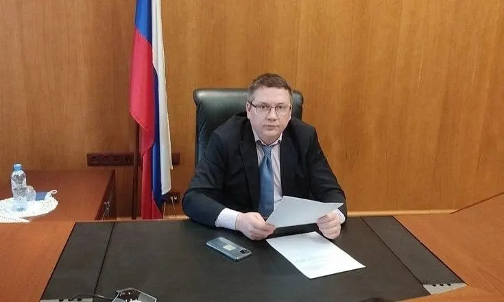 Сергея Зубенко, которого обвиняют во взятке на 19,5 млн рублей и мошенничестве, освободили из‑под домашнего ареста; при обыске у него нашли 60 млн рублей, сообщил Кировский районный суд.