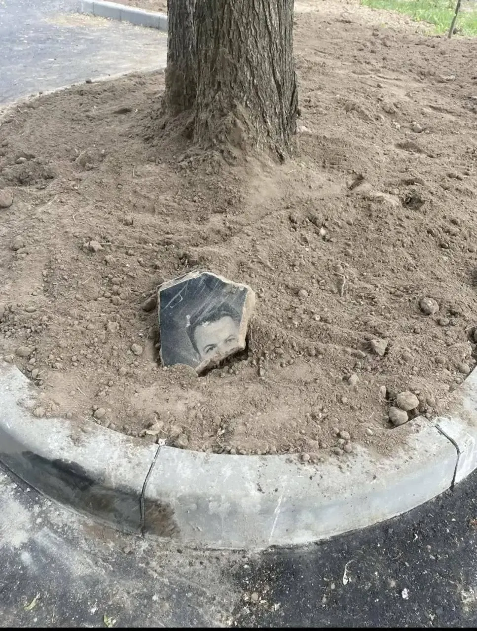 В московском районе Чертаново во двор привезли грунт с кусками кладбищенских памятников и фрагментом одежды; часть насыпанного оказалась рядом с детской площадкой.