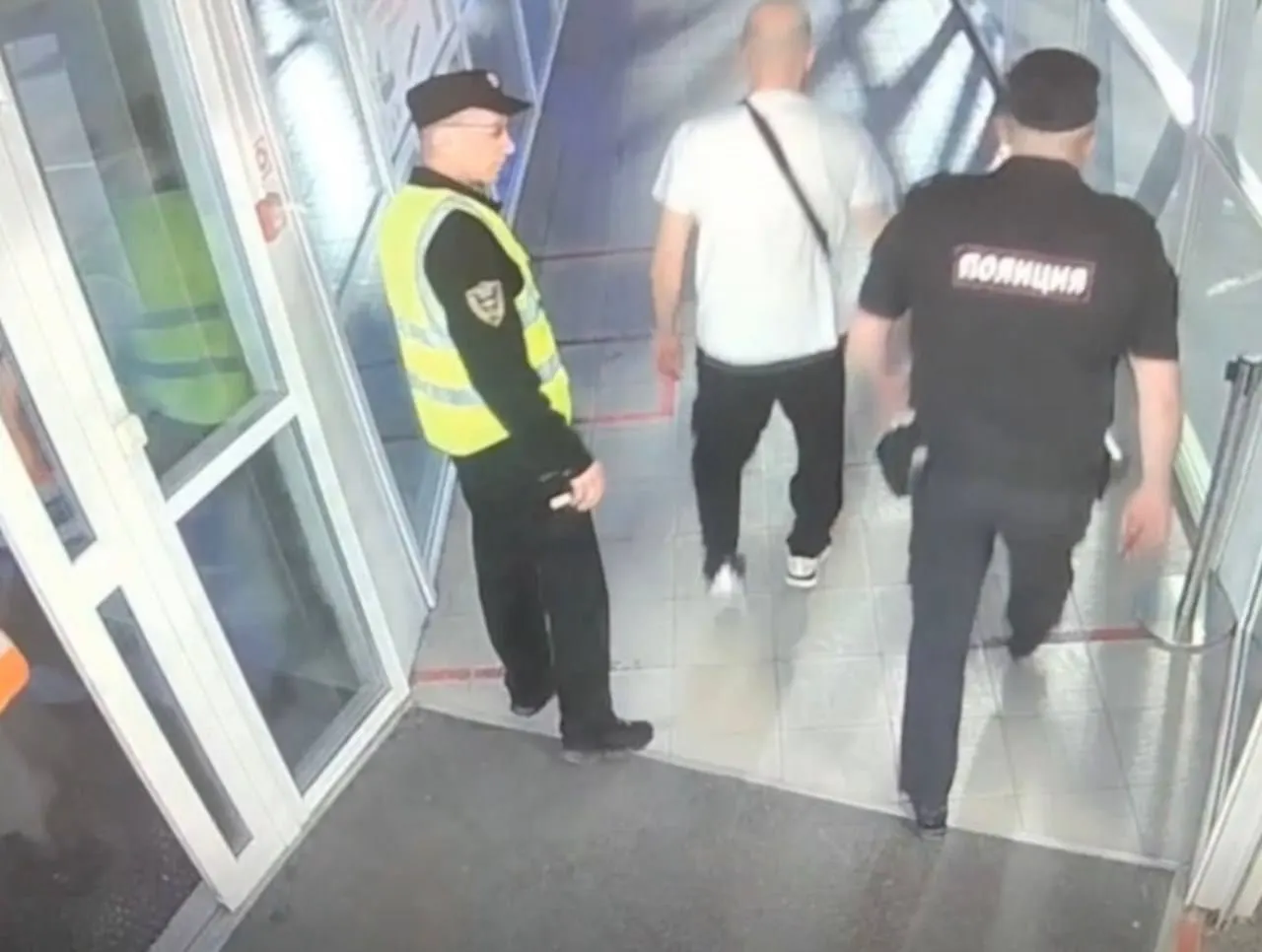 В аэропорту Сургута пассажир, возвращавшийся с вахты, отказался пристёгивать ремень и грубо общался с бортпроводниками. Экипаж вернул самолёт на стоянку, мужчина оказался в состоянии алкогольного опьянения, провёл сутки в центре соцобслуживания и получил штраф.