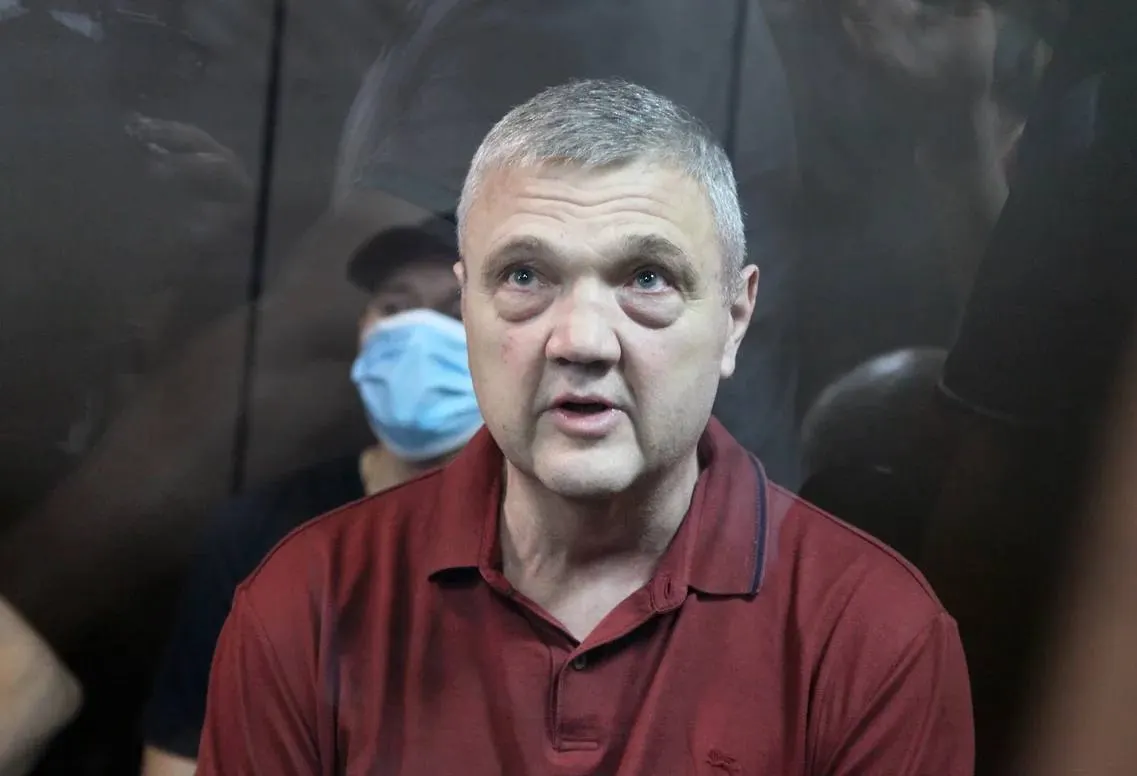 Бывшего руководителя МЧС региона и нескольких его сообщников обвиняют в коррупции и многомиллионных взятках. Прокуратура просила для фигурантов от 9 до 14 лет лишения свободы.