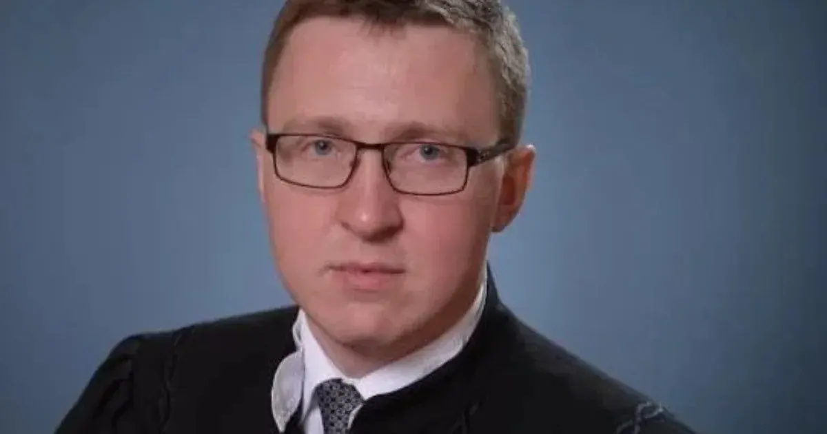 Областная квалификационная коллегия лишила статуса Вячеслава Бушуева, сочтя его донат политической деятельностью. Судья рассказал о проблемах судебной системы и намерен уйти на пенсию с последующим возвращением к цивилистике.