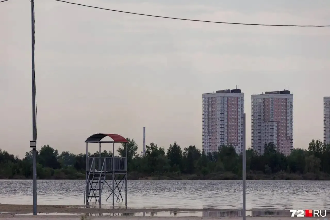 Песчаный пляж на озере Круглом, где прошлым летом отдыхали десятки людей, перед началом сезона оказался подтоплен и захламлён: вагончики и баннеры брошены, доступ к берегу затруднён.