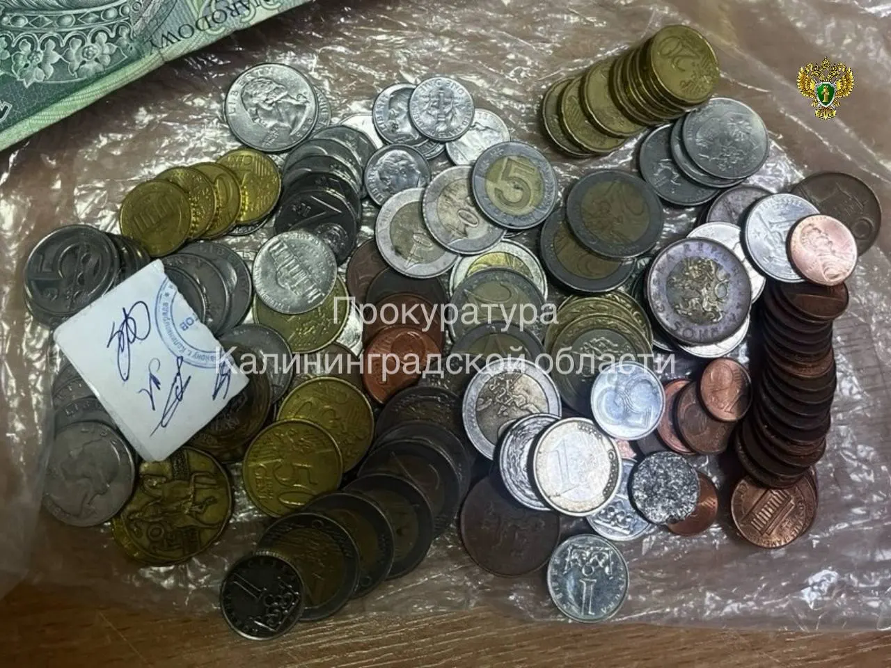 В декабре 2024 года злоумышленники проникли в частный дом и похитили деньги, украшения и редкие монеты на сумму более 25 млн рублей. Суд назначил подсудимому пять лет колонии общего режима и обязал возместить ущерб.