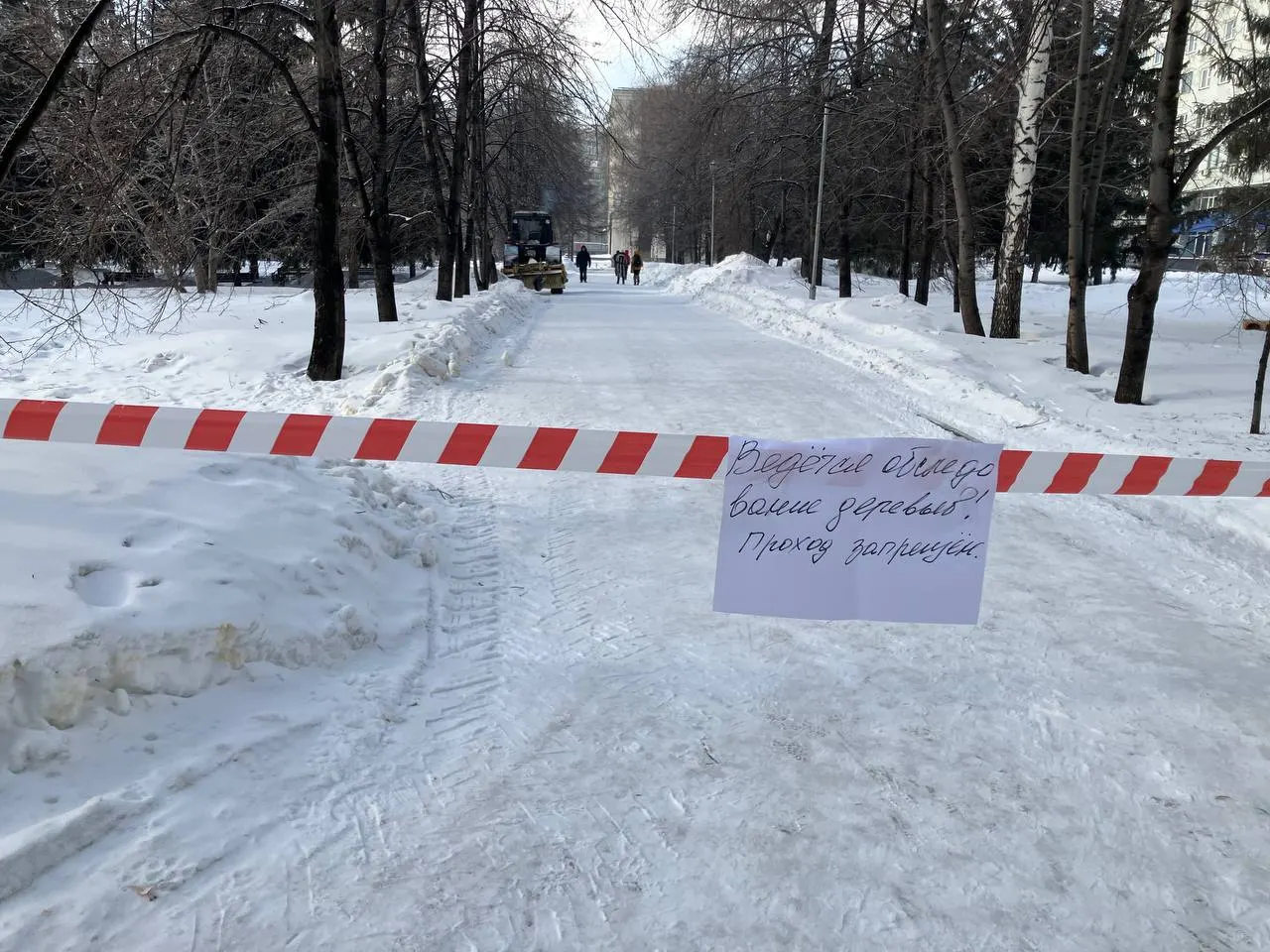Организатор несостоявшегося митинга Сергей Крупенько требует признать незаконными действия чиновников, которые оградили сквер и помешали акции 1 марта; по делу назначено следующее заседание на 28 июля.