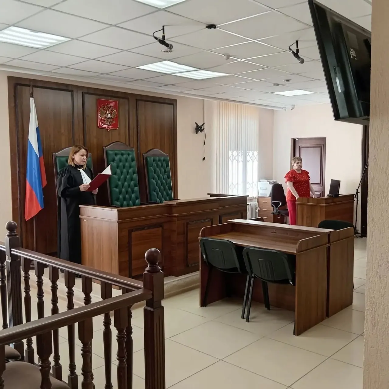 Жительница Березовского вступила в мошенническую группу в мессенджере: пожилых людей заставляли переводить деньги на «безопасный счёт». В суде она признала вину, реальный срок заменён на условный из‑за наличия несовершеннолетних детей.