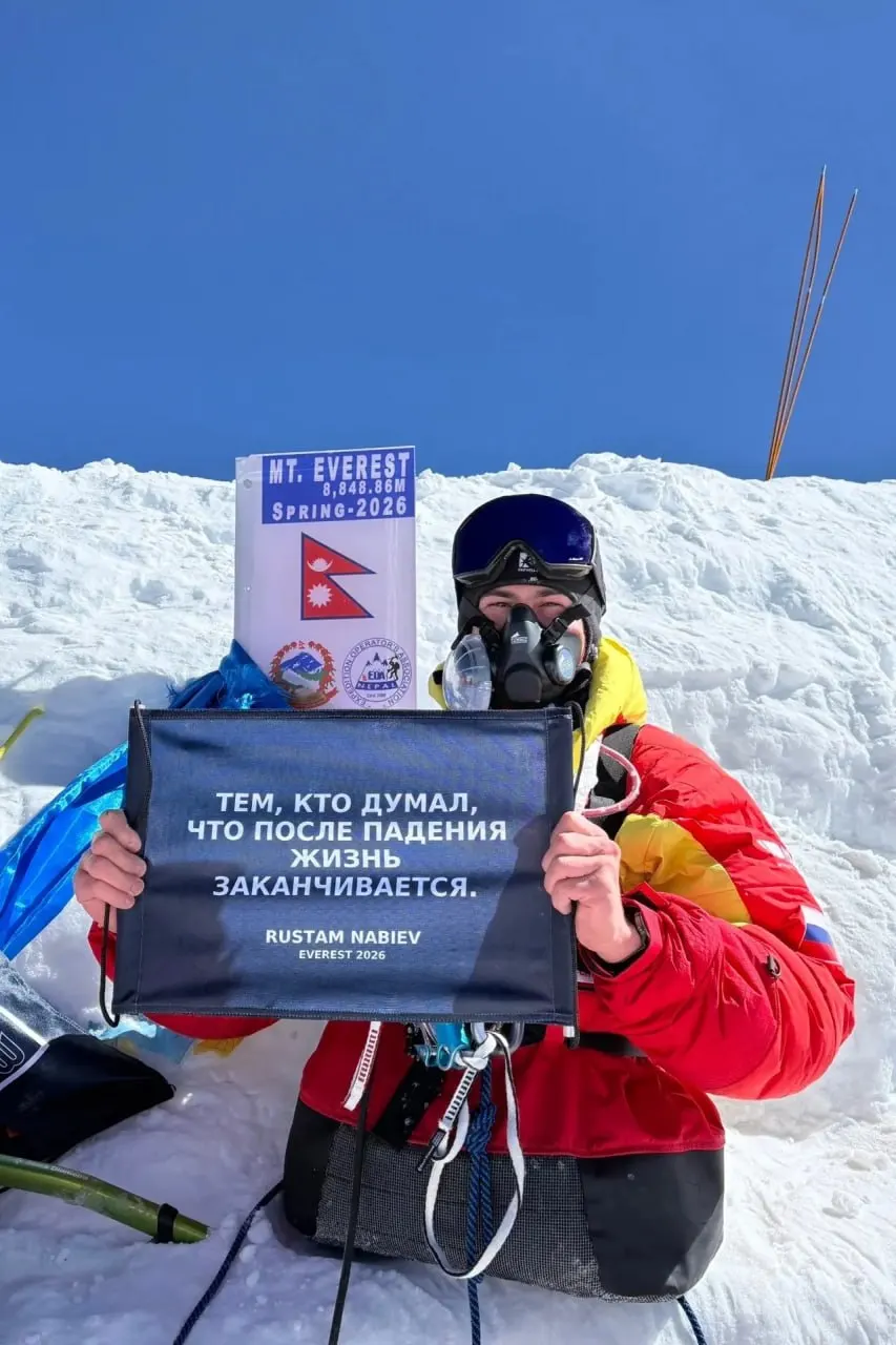 Параспортсмен Рустам Набиев, потерявший обе ноги при обрушении омской казармы, добрался до вершины Эвереста, поднявшись на руках. Он эмоционально отреагировал на своё достижение.