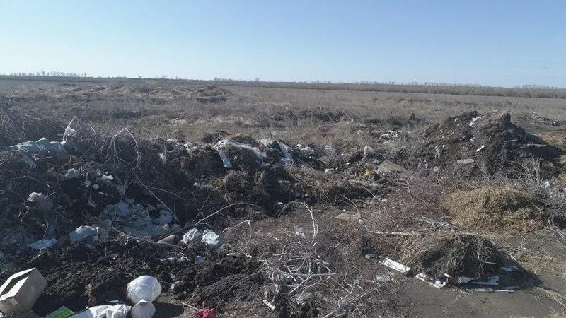 В районе посёлка Ачаирский обнаружена свалка с бытовым и биоматериалом — среди отходов есть шкуры и останки животных, а в центре зафиксирован слив жидких коммунальных стоков; материалы переданы в полицию и районную администрацию.