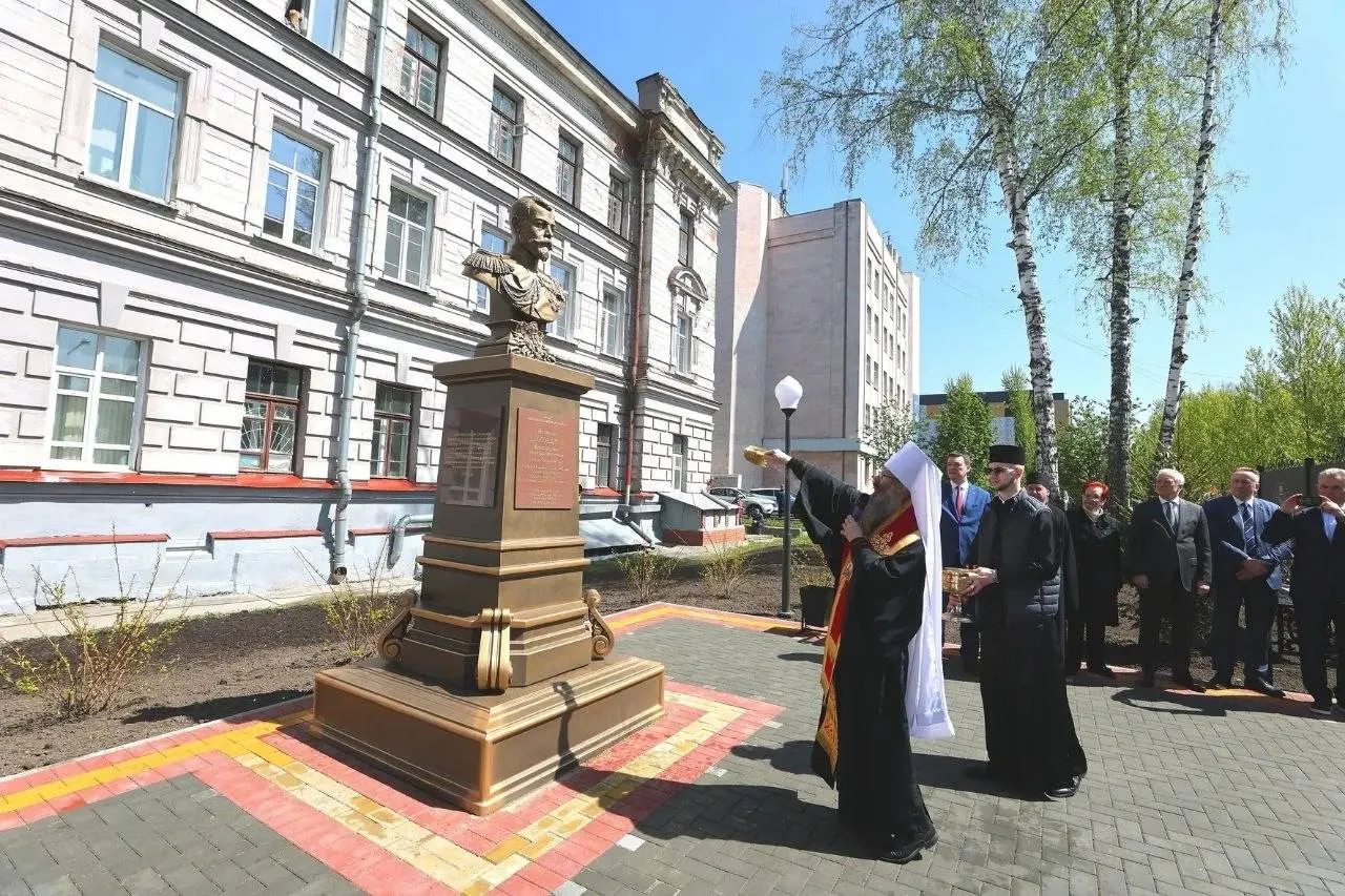 У Томского политехнического университета установили монумент Николаю II. Жители города раскритиковали установку и благоустройство вокруг неё — особенно вырубку деревьев.
