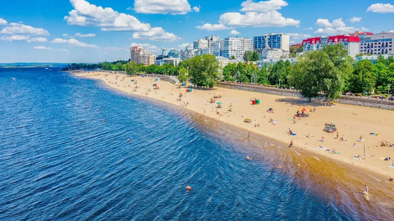 Работы по обустройству пляжей в Самаре задерживаются: уровень воды в Волге поднялся до 31 метра (при норме для начала работ 28,5–29 м). Пляжный сезон ориентировочно начнётся 15 июня, в Тольятти — 10 июня; вода пока около 15 градусов.