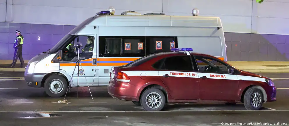 Мэр сообщил, что беспилотник влетел в здание на западе Москвы — пострадавших нет, повреждён фасад и выбиты стекла в нескольких квартирах; на месте работают экстренные службы.