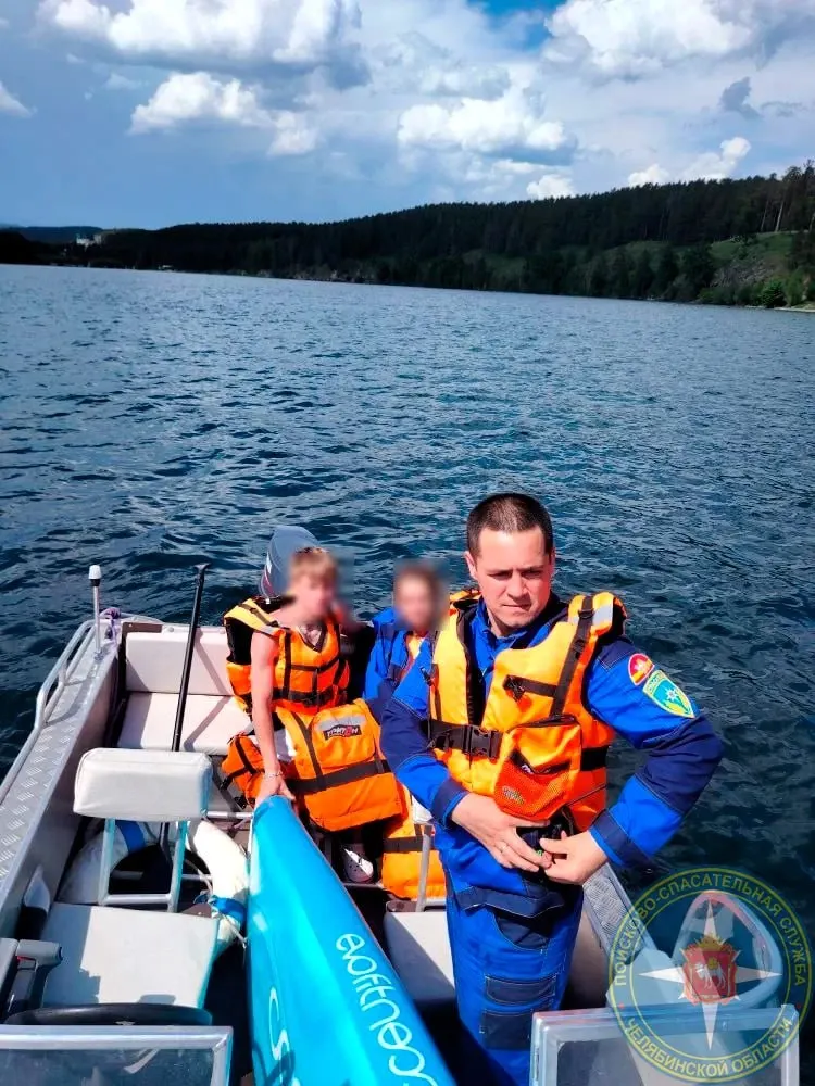 Во время вчерашней непогоды на озере Тургояк волнa унесла двух девочек на сапбордах на 300 метров от берега; спасатели вывели их на берег и на обратном пути помогли женщине с ребёнком. Похожие случаи зафиксированы на Касаргах и Увильдах, сообщили в поисково-спасательной службе региона.