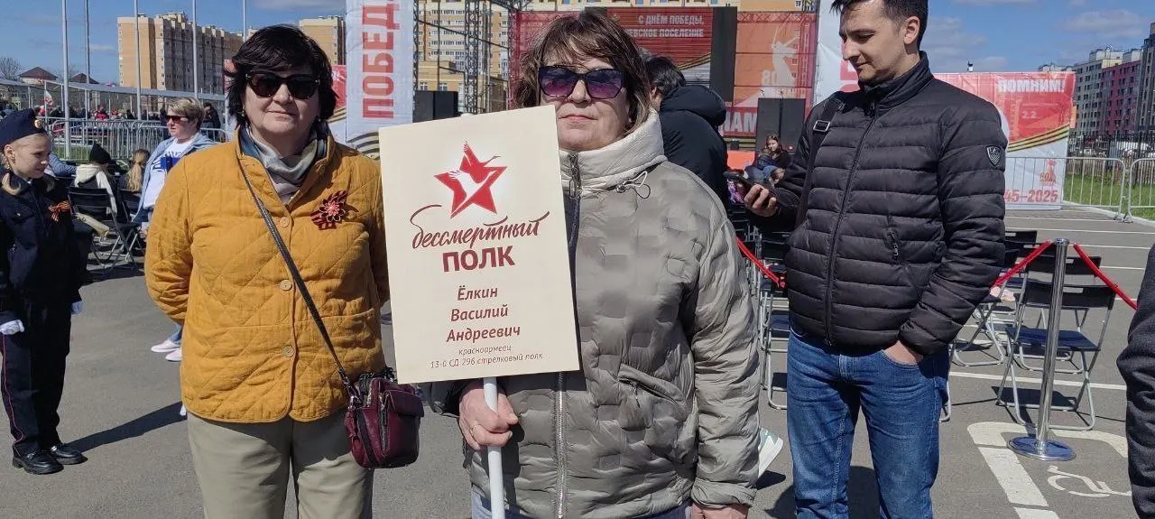 В Янине отменили очное шествие «Бессмертного полка» из‑за ограничений по безопасности; в Кудрове акция пройдёт очно, концерт у стадиона сохранён, а в Петербурге шествие на Невском проспекте состоится по объявленным временам.