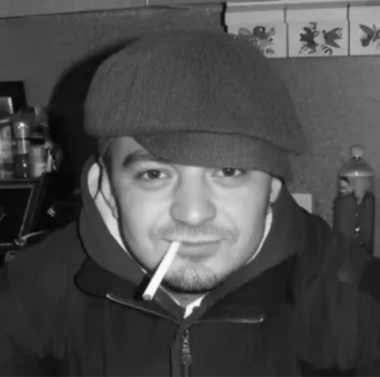 41‑летний художник Владимир Яроцкий покончил с собой в ИК‑9 Хадыженска; до этого он жаловался на давление администрации и был приговорён к 5,5 годам за публикации о войне и изображение, признанное осквернением символов воинской славы.