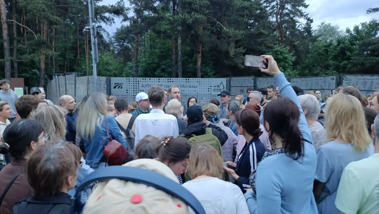 Свыше 100 человек собрались у стадиона «Медик» и на несколько часов приостановили работу техники. Жители требуют показать документы и объяснить причины вырубки на особо охраняемой зелёной территории; по словам рабочих, заказчиком называют Минобороны РФ.