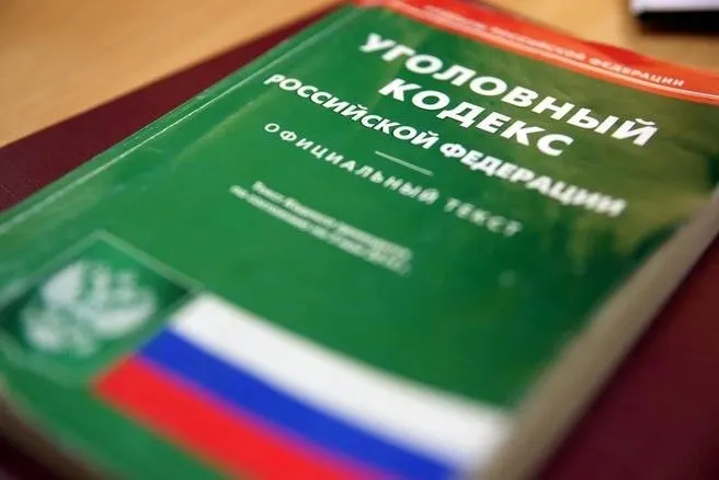 Директор санатория оштрафован за неуведомление о приёме на работу лица, ранее служившего в полиции; юридическое лицо выплатит штраф в 100 тысяч рублей.