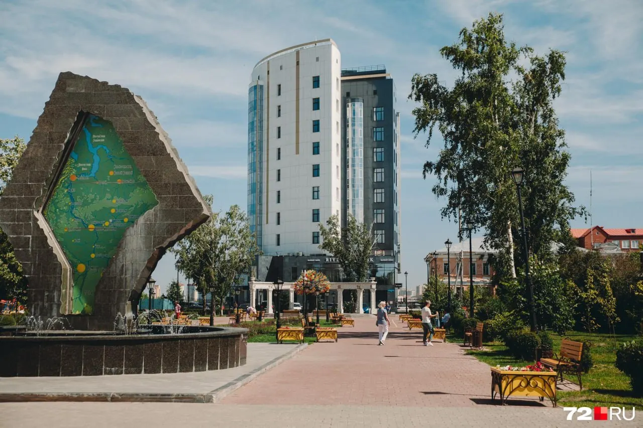 Площадь планируют преобразовать: сохранят памятник, добавят амфитеатр, восстановят исторический тип фонтана и перенесут цветную инсталляцию «Дерево счастья».