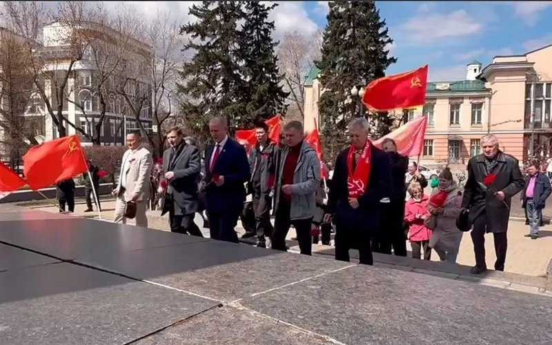 Коммунистов привлекли к ответственности за, по версии властей, нарушение правил публичных мероприятий после традиционного первомайского возложения цветов; в партии называют это обычной памятной акцией.