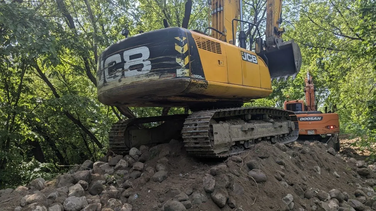 В музее‑заповеднике Коломенское рабочие выкопали часть старинной булыжной дороги XIX века. Активист вызвал полицию, работы приостановили.