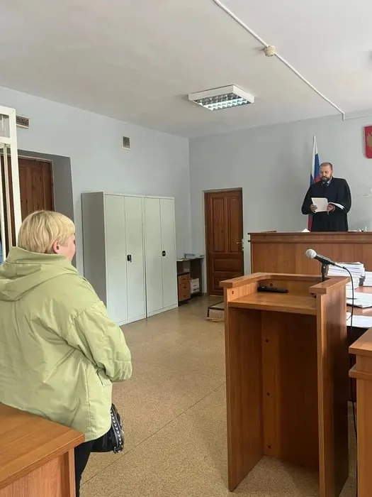 Женщину признали виновной в публичных призывах к экстремизму и приговорили к одному году лишения свободы условно. Её внесли в реестр террористов и экстремистов, из‑за чего будут заблокированы все банковские счета.