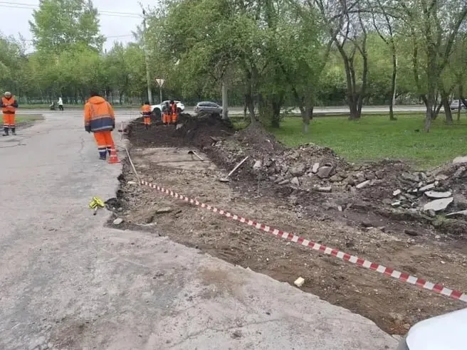 В городе начался комплексный ремонт пешеходных дорожек на 13 улицах: готовят основание, устанавливают бордюры и укладывают асфальт. По словам мэра, за сезон обновят 40 объектов.