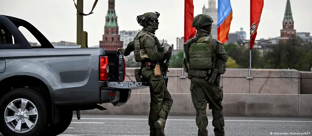 Власти отозвали приглашения иностранным корреспондентам и сократили формат парада на Красной площади — изменения объясняют угрозой безопасности и недавними атаками беспилотников.
