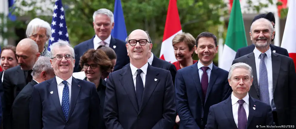 На двухдневной встрече в Париже министры финансов стран G7 по итогам заявления заявили о готовности укреплять многостороннее сотрудничество в условиях экономической нестабильности и подтвердили готовность сохранять санкционное давление на Россию.