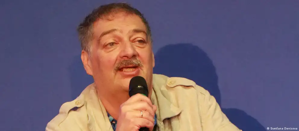 Писатель Дмитрий Быков заявил, что существующая система обречена на распад из‑за управленческой неадекватности. По его словам, война против Украины лишь ускоряет этот процесс; обращения Владимира Зеленского он назвал самым сильным проявлением гражданской воли.